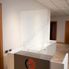 Counter protections shield with rectangular slot and support feet - 600 X 900 mm.